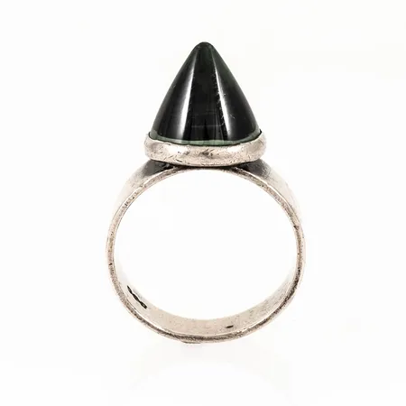 Ring med konformad grön sten stl:16 bredd 6-11mm, något nött sten, silver 925/1000 5,3g.
