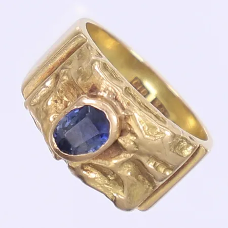Ring Alton med blå sten troligen safir stl:15¼, bredd 4-10mm, 18K Vikt: 5,7 g