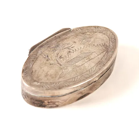 Snusdosa Empire troligen Johan Erik Åhlén,  Sala, 1835, dekor av fågel och fjäril, otydliga stämplar, lagningar, åldersbetingat slitage, silver.   Vikt: 46,3 g