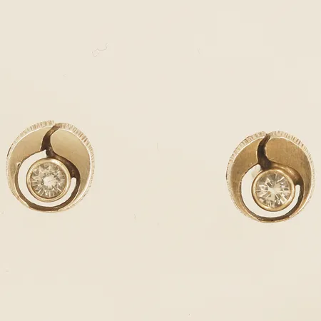 Ett par örhängen med vit sten Finnfeelings Ø7,3mm, skeva stift och saknar snurrebussar silver  Vikt: 1,2 g