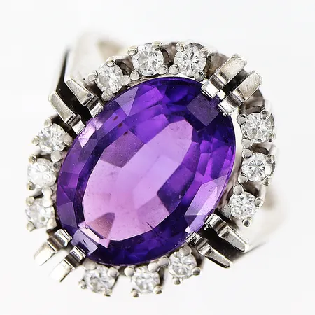 Ring vitguld med diamanter 12x ca 0,03ct, lilla sten, stl:16½, bredd framtill 19mm, skena 2mm, 14K Vikt: 7,6 g