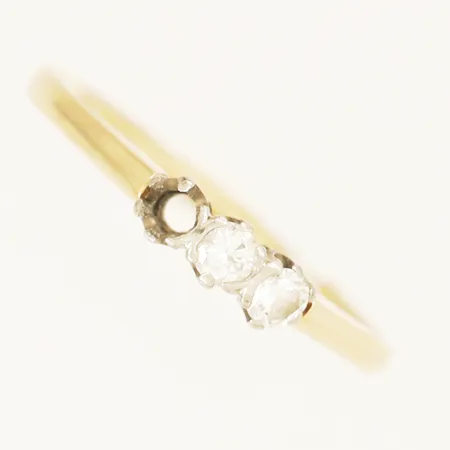 Ring med diamanter 2xca0,05ct saknar en diamant, stl:17½ bredd 3,2mm, 18K Vikt: 1,7 g