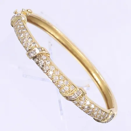 Armring med diamanter briljantslipade 59x ca0,02ct baguetteslipade 21x ca 0,01ct, 56x44cm, bred d5-8mm, 18K Vikt: 22,6 g