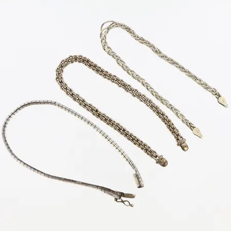 Tre armband längd: 17,5-19,5cm defekter, saknar lås, silver 835-925/1000 Vikt: 29,7 g