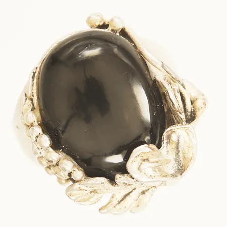 Ring med svart sten stl:18 bredd 3,4-20,6mm, skev skena 925/1000 silver Vikt: 7,2 g