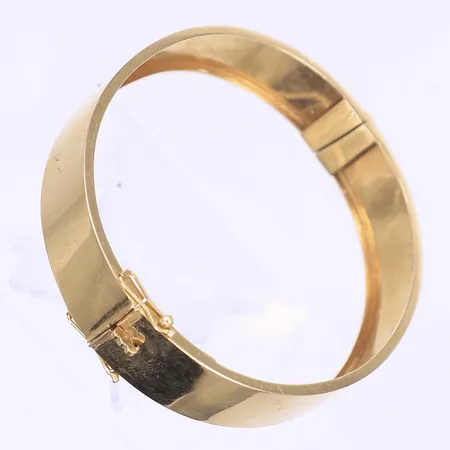 Armring 60x55mm bredd 12mm, svenska stämplar, bucklig, 18K Vikt: 15 g