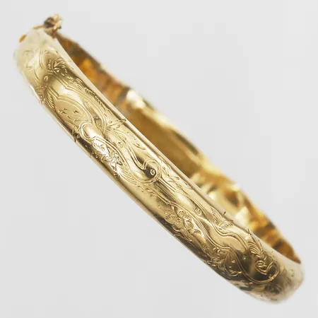 Stelt armband med mönster innermått ca 55x50mm, bredd 8mm, säkerhetskedja, bucklor, 18K Vikt: 12,3 g