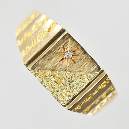 Klackring med vit sten stl:21, bredd 2-10mm, 14K. Vikt: 4,8 g