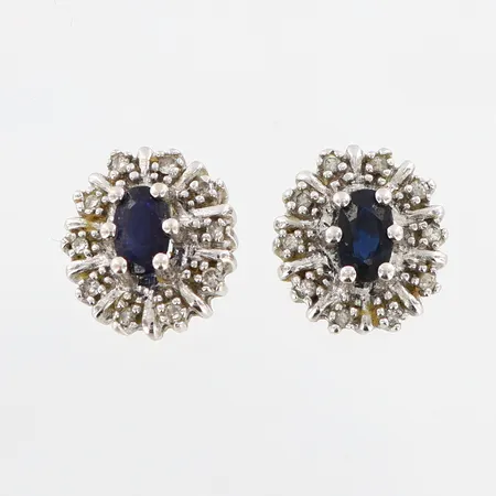 Ett par örhängen med diamanter totalt 0,10ctv samt safir, ca 9x11mm, GHA, vitguld, Skev, 18K Vikt: 4,1 g