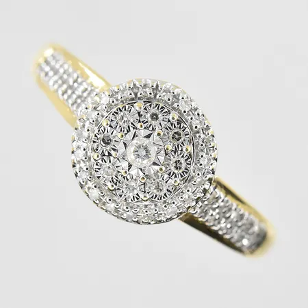 Ring med diamanter ca 0,15ctv GHA, stl:18½, bredd 2-9mm, 18K. Vikt: 2,4 g