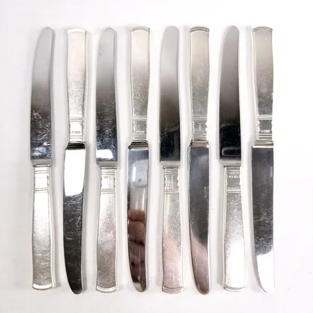 8 Bordsknivar Rosenholm design Jacob Ängman GAB Stockholm 1960-70-tal längd 19,5cm rostfria blad repiga skaft silver 830/1000 bruttovikt 453,4g Vikt: 0 g