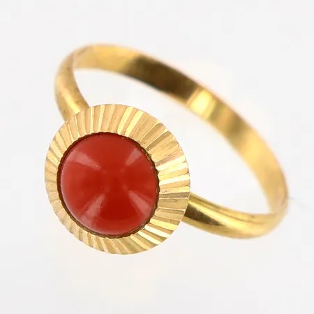 Ring med röd sten, stl:14¾, bredd: 2-8,5mm, 18K Vikt: 1,2 g