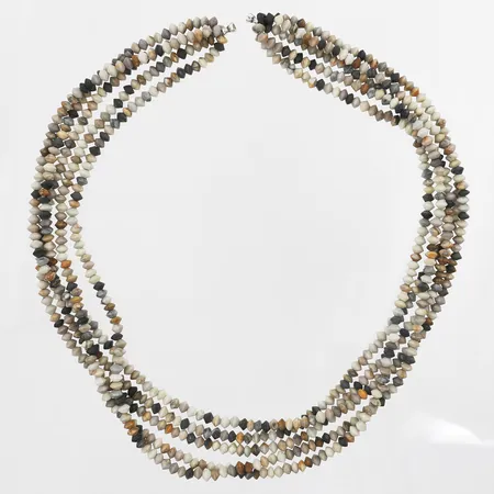 Collier Ole Lynggaard femradigt troligen med jaspis, längd 42,5cm, bredd ca 4-20mm, lås ingår ej, originaletui, dobbar i silver  Vikt: 45,5 g