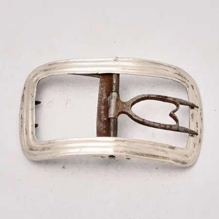 Spänne till skärp, silver och stål, mått 5,7x8,6cm, 27,28g.
