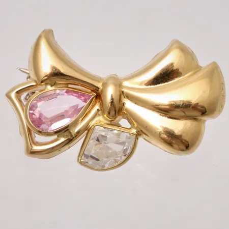 Brosch mått 17,9x28,7mm, två stenar i vit och rosa, mått på den rosa 5,5x8,7mm, 18K, 3,16g.