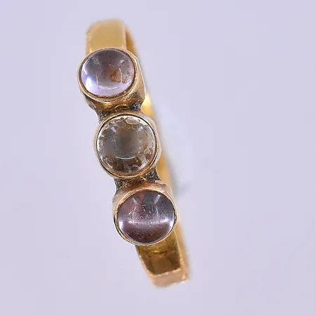 Ring med färgade stenar stl:19 23K 2,5g Vikt: 2,5 g