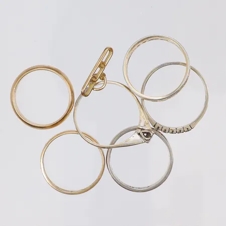 Diverse guld delvis gravyr samt defekter med diamanter 1xca0,12ct samt 5xca0,04ct 18K Vikt: 22,8 g