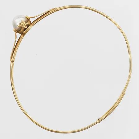 Armring med odlad pärla Ø9mm, innermått ca 67x60mm, bredd 1,5-10mm, Sandberg Karl Georg Rogatius år 1931, skev, 18K Vikt: 9 g