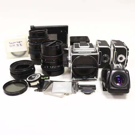 Mellanformats kamera Hasselblad 503CW, serie nr 19SS25610, 1 magasin A12 serie nr 30EE10761, 1 sökare PM45 serie nr 404SS2225, 1 objektiv Carl Zeiss Distagon 3,5/60 serie nr 8867944, 1 Objektiv Carl Zeiss Makro Planar 4/120 serie nr 879011, 1 magasin serie nr UH 413290, 1 polariodkassett PolaPlus serie nr 341SV2261, personlig gravyr, repor förekommer, väska. Skickas med postpaket.