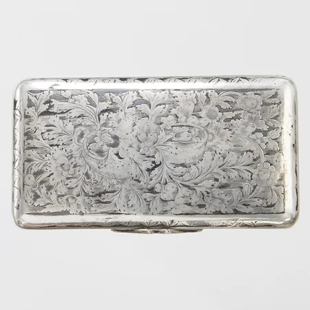 Dosa med niellodekor, förgylld insida, ryska stämplar, sliten dekor, silver 830/1000 Vikt: 90,0g.
