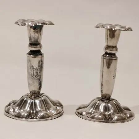 Ett par ljusstakar med monogram höjd ca 11,5cm fyllda samt metallplatta, ojämn botten och bucklig, skeva 813/1000 silver, bruttovikt 288,8g Vikt: 288,4 g