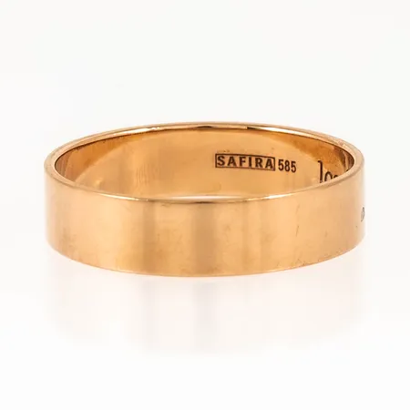 Ring slät stl:21½ bredd 5,5mm höjd 1mm, gravyr, 14K 4,6g. 