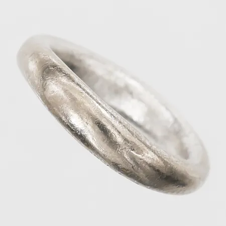 Ring Love Ole Lynggaard stl:17¼, bredd 3,5-4,5mm, design Charlotte Lynggaard, vitguld, originaletui, bruksslitage, 18K  Vikt: 11,1 g