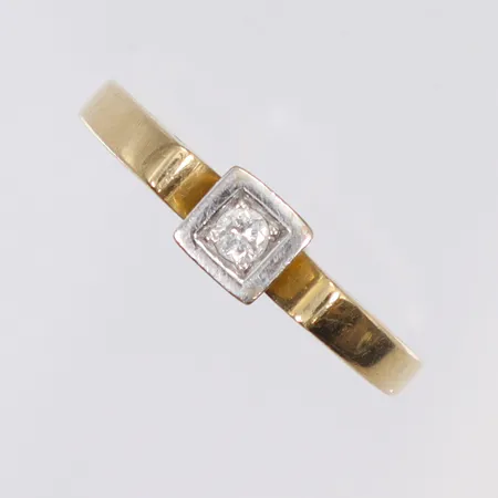 Ring med diamant totalt ca 0,05ct stl:17, bredd 1-3mm, 18K Vikt: 2,9 g