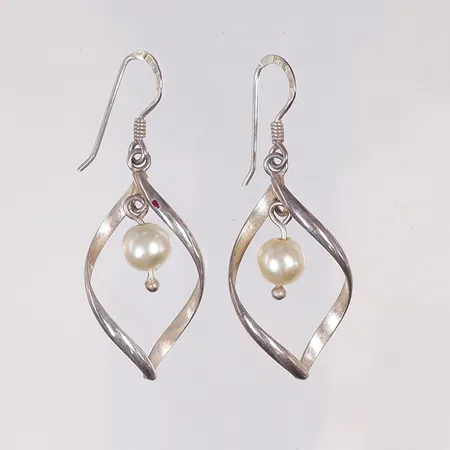 Ett par örhängen med pärlor 40x15mm, silver 925/1000 Vikt: 2,6 g