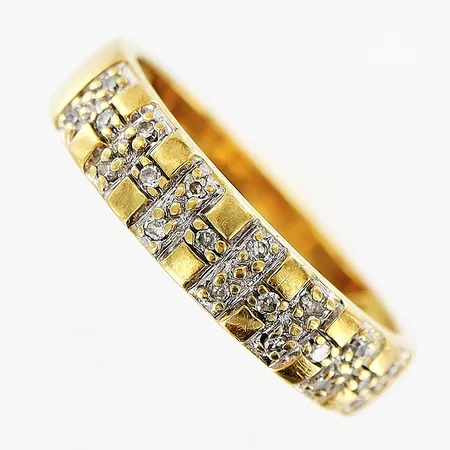 Ring med 20 diamanter 0,10ctv enligt gravyr Guldfynd, stl:16, bredd 3-4mm, 18K Vikt: 3,3 g
