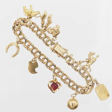 Armband med nio berlocker längd 19cm, bredd 7-29mm, bucklor, en berlock med gravyr, 18K Vikt: 26,1 g