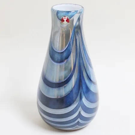 Vas Studiolast finsk handgjord 1987 J.Jerhomaa, höjd ca 21cm, blå/grön färgat glas, ettikettmärkt Skickas med postpaket.