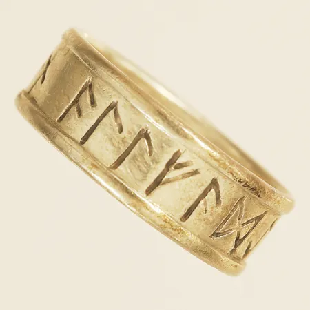 Ring med runor stl: 19½ bredd 8,2mm, skev 925/1000 silver Vikt: 5,7 g