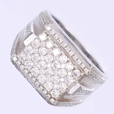 Klackring med diamanter 24x ca 0,04ct, 73x ca 0,01ct, 16x ca 0,005ct, stl:20½, bredd 6-15mm, smärre slitage, några av de mindre diamanterna med nagg, vitguld 18K Vikt: 15,9 g