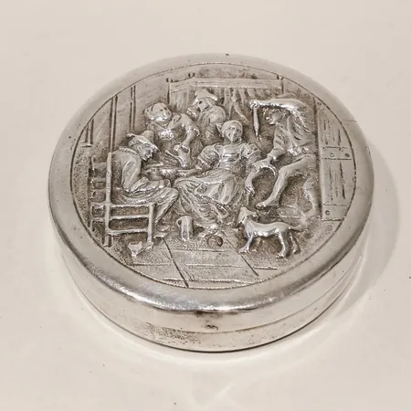 Dosa med reliefdekor Ø53mm brittiska stämplar silver  Vikt: 37,3 g