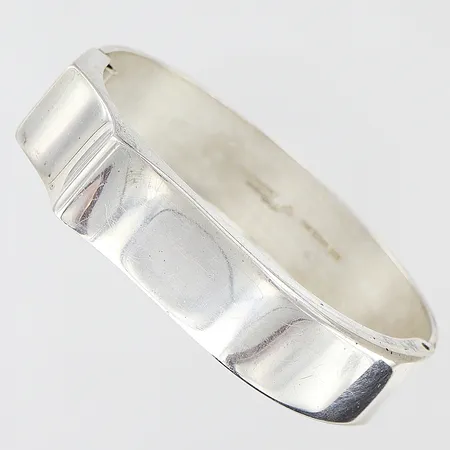 Stelt armband Raimo Keskinen 60x46mm, öppningsbar, bredd 15mm, sterling, svensk importstämpel, silver 925/1000. Vikt: 41,9 g