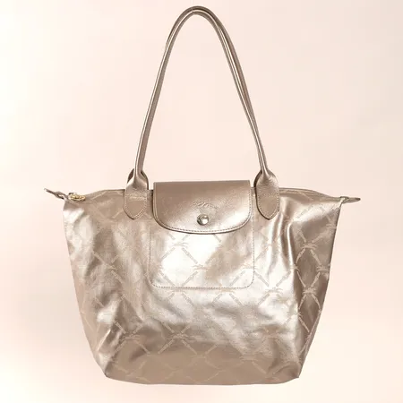 Väska Longchamp guldfärgad canvas med läderdetaljer, mått 25x36x14cm, slitage i hörn på undersida, fläckar invändigt, bortskav på canvas, repor