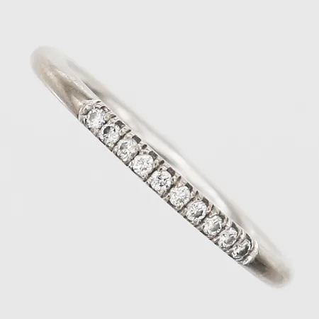 Ring med diamanter 10xca0,01ct stl:16¾, bredd 2mm, Ringströms, Örebro, nr 014645, vitguld, 18K Vikt: 2,4 g