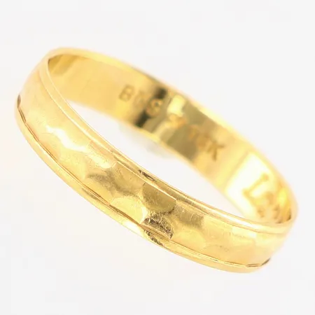 Ring mönstrad stl:16 bredd: 3mm, gravyr, 18K Vikt: 1,4 g