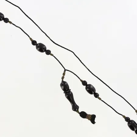 Collier Sorgesmycke med svarta stenar längd: ca 90cm hängdel: 8cm, snöre