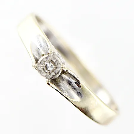 Ring vitguld med diamant 0,01ct stl:17¼, bredd ca 3mm, 18K Vikt: 1,7 g