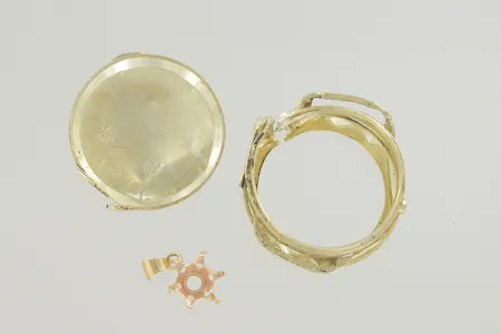 Hänge 18K 0,2 gr + 14K 2,4 gr Vikt: 0,2 g