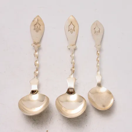 Skedar 3st, 1st 12cm, 2st 14cm, modell Jämtlands skeden, silver 830/100, tillverkad av Guldsmedsaktiebolaget, 50-tal, 34,78g.