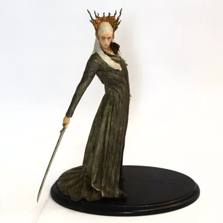 Samlarfigur Sagan om Ringen "Thranduil", formgiven av Craig Cambell samt Brigette Wuest för Weta Workshop, numrerad 0905/1000, mått: cm 30x19x35cm, bruksslitage, inga övriga tillbehör Vikt: 0 g Skickas med postpaket.