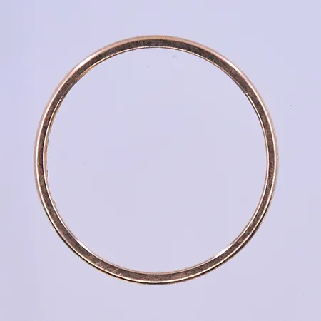 Ring stl:17¼, bredd 2 mm graverad 18K. Vikt: 1,3 g