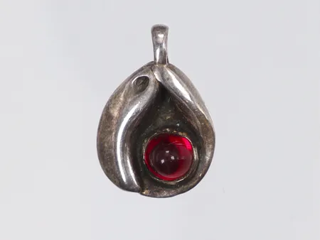Hänge med röd sten/glas 14x20mm silver 925/1000 Vikt: 2,5 g