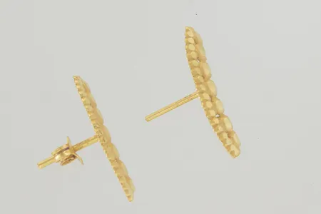 Ett par örhängen, höjd 24 mm bredd 5 mm, plopp saknas 21K  Vikt: 1,9 g