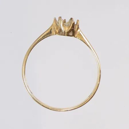Ring, stl:19, bredd 2-6mm, saknar sten, defekt, 18K Vikt: 1,9 g
