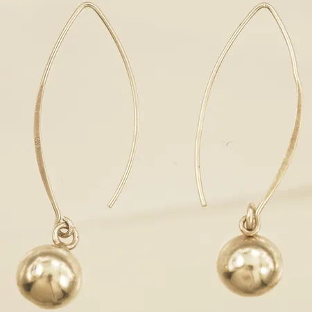 Ett par örhängen med kula med silverkula längd ca 55mm bredd ca 18,5mm, kula något buckliga 925/1000 silver Vikt: 4,9 g
