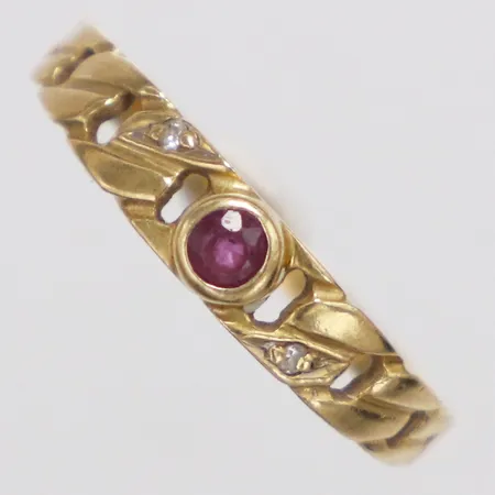 Ring diamanter 2 x ca0,005ct röd sten stl:16½, bredd 1,7-3,7mm, 18K  Vikt: 1,4 g